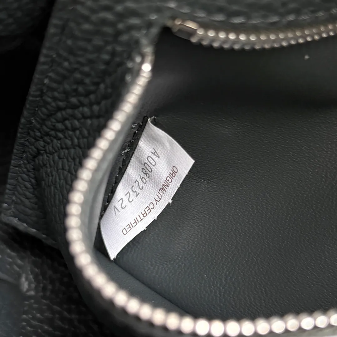 Batch 1860 BOTTEGA VENETA new Diago crossbody bag The diagonally built dynamic silhouette shows unique ingenuity. As a member of the B family's early autumn series, it uses the highest quality calfskin. The entire bag is softer, thicker and heavier, and durable. It is equipped with an adjustable strap. The texture of the 3cm wide leather strap is very similar to the litchi pattern. It is slightly stiffer than the litchi pattern. It is low-key, luxurious and full of connotation. It is refreshing and comfortable to match the upper body. Hu Yitian was also successfully captured by it. Style number: 795637 Size: 22.5*16.5*5.5cm